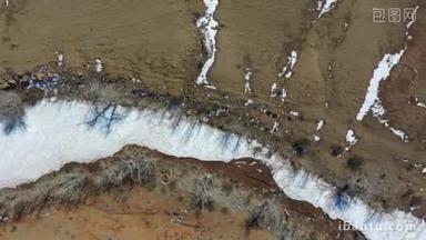 无人机<strong>在</strong>冰封的KyzylChin河上拍摄的<strong>空中</strong>视频。这片土地的旅游名称是火星。阿尔泰， 西伯利亚， 俄罗斯.